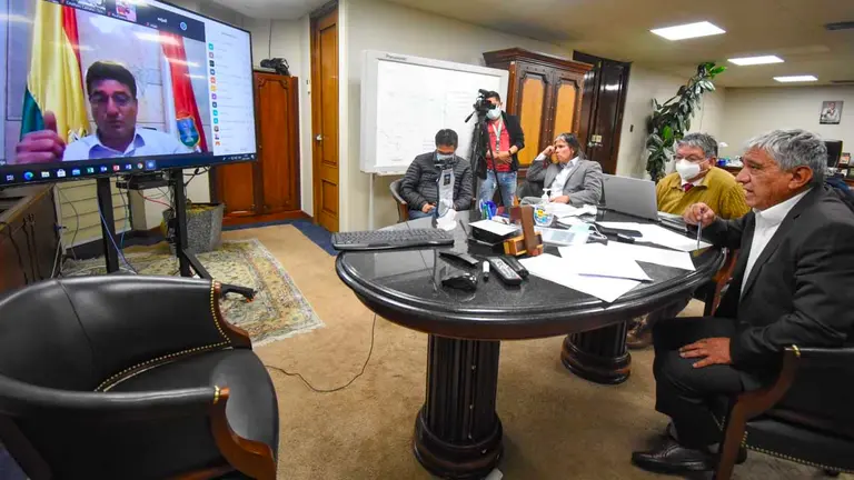 Arias en reunión virtual con sus colegas de otras ciudades. AMUN