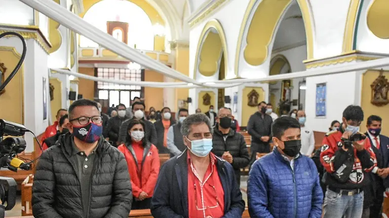 Dirigentes de Wilstermann asisten a la misa conmemorativa a los 72 a&ntilde;os de vida de la instituci&oacute;n. DICO SOL&Iacute;S