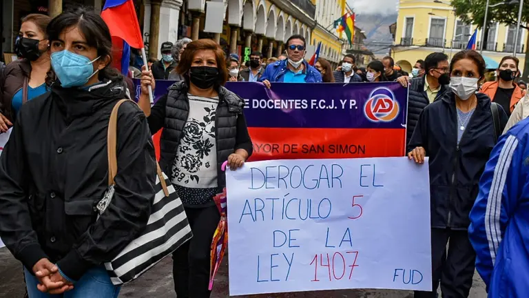 Marcha de docentes, administrativos y estudiantes contra Ley 1407. DICO SOLIZ.