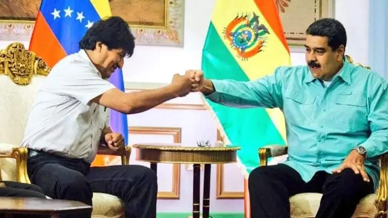 El exmandatario Evo Morales (i), en compa&ntilde;&iacute;a del venezolano Nicol&aacute;s Maduro.