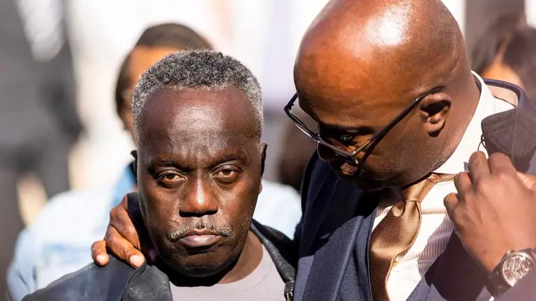 El padre del afroamericano asesinado Ahmaud Arbery, Marcus Arbery, asiste el jucio del caso de su hijo, este 24 de noviembre de 2021, en Brunswick, Georgia. EFE