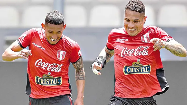 Paolo Guerrero (d), en su selección nacional. EFE