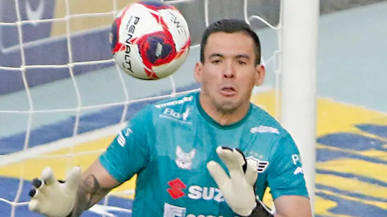 El Pipo Giménez busca dominar la pelota en el aire. ARCHIVO