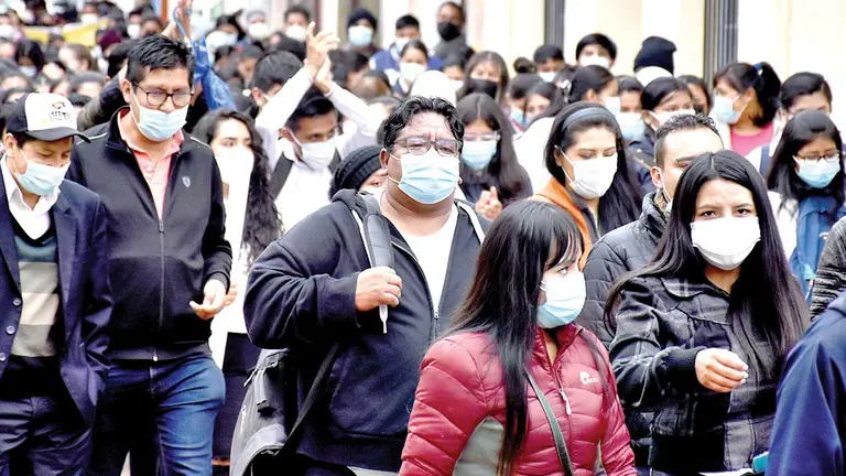 Un tumulto de gente camina por una calle de Cochabamba.  DICO SOLÍS