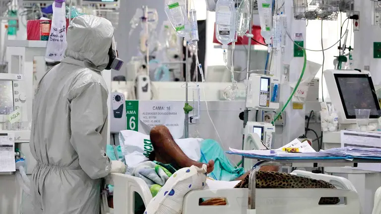 Personal médico en terapia intensiva atiende a un paciente con COVID-19. ARCHIVO