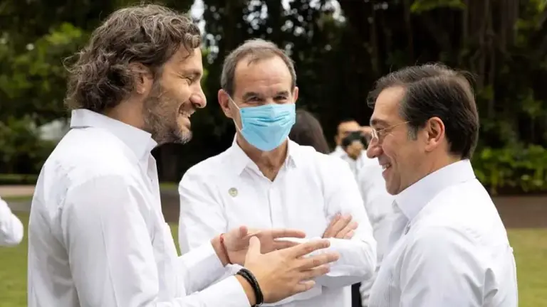 El ministro español de Asuntos Exteriores, José Manuel Albares (d), habla con sus homólogos Santiago Cafiero, de Argentina y Andrés Allamand de Chile (c), en la I Reunión de Ministras y Ministros de Relaciones Exteriores Iberoamericanos. EFE