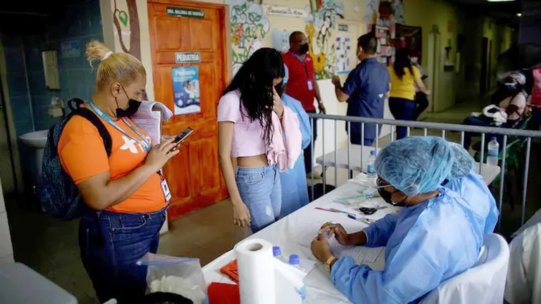 Personal médico fue registrado durante una jornada de inmunización para aplicar la tercera dosis de la vacuna de Pfizer contra la COVID-19, en el centro de salud de El Chorrillo, en Ciudad de Panamá. EFE