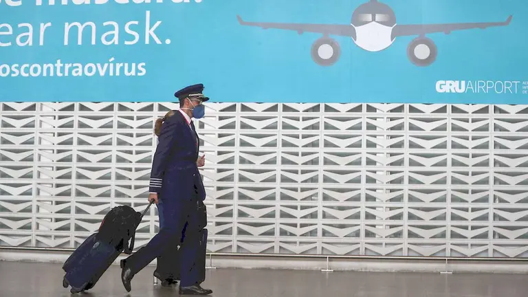 Miembros de una tripulación caminan este en el aeropuerto internacional de Guarulhos, en Sao Paulo (Brasil), en una fotografía de archivo. EFE