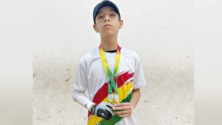Sebastián Terrazas Tapia expone sus medallas nacionales. OPINIÓN