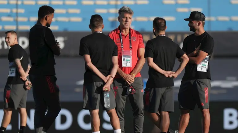 El exentrenador de Flamengo, Renato Ga&uacute;cho, hablaba con sus expupilos en el estadio Centenario, antes de la final de la Libertadores ante Palmeiras. EFE