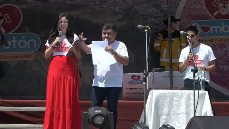 Presentadores del Bombet&oacute;n en el parque de La Familia.