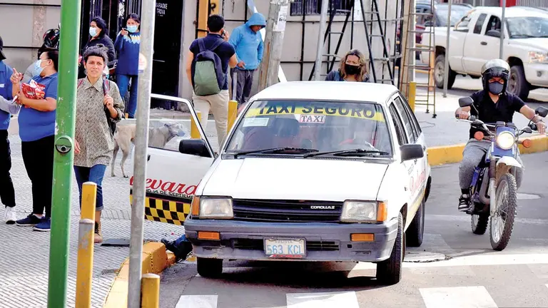Cada parada de taxis debe tener como máximo espacio para tres vehículos. fotos- DICO SOLÍS