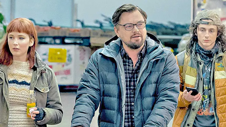 Jennifer Lawrence, Leonardo Dicaprio y Timotheé Chamalet en &ldquo;No miren arriba&rdquo;.  NETFLIX