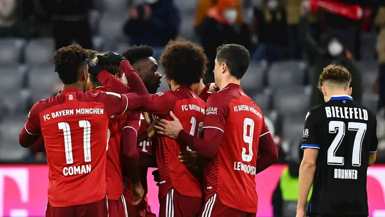 Futbolistas del Bayern M&uacute;nich festejan el gol de la victoria sobre el Arminia por la Bundesliga./ EFE