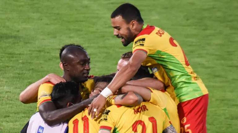 Jugadores de Palmaflor celebran una de las conquistas en la goleada sobre Blooming por la División Profesional. DICO SOLÍS
