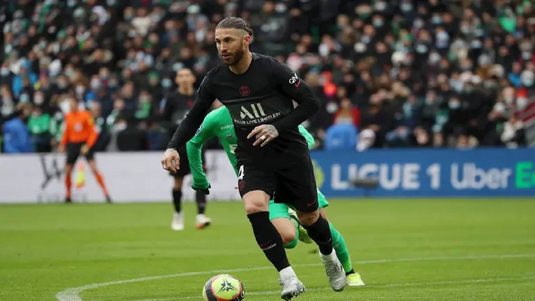 El defensor espa&ntilde;ol Sergio Ramos traslada el bal&oacute;n en su debut con el PSG. EFE