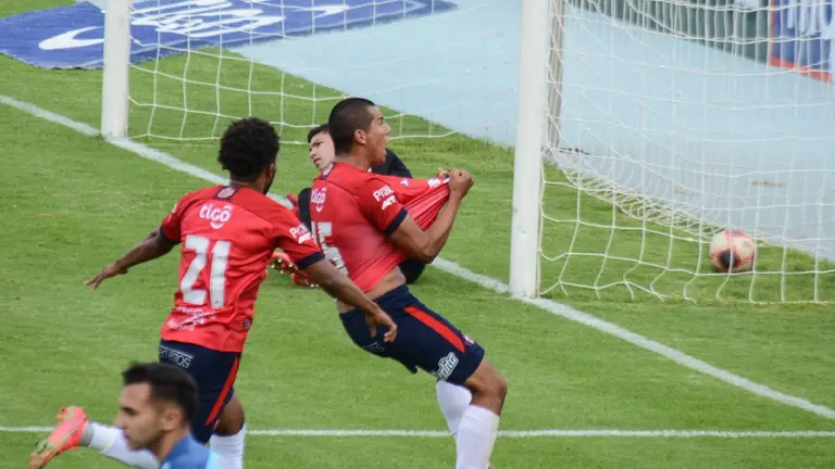 Jos&eacute; Herrera festeja el gol con que Wilstermann venci&oacute; 1-0 a Bol&iacute;var. DICO SOL&Iacute;S