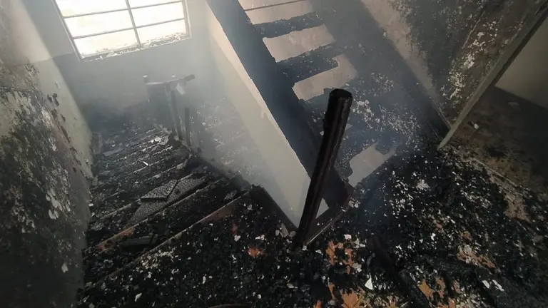 Interior del edificio que fue consumido por el fuego. DICO SOLÍS.