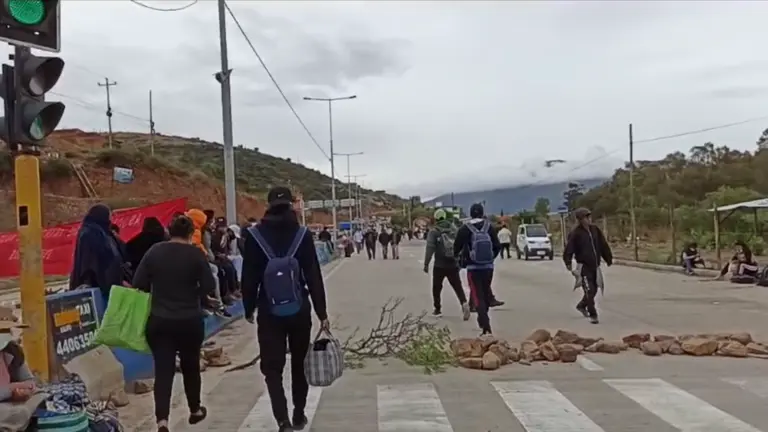 Bloqueo a la altura del cruce Tarata hacia el Valle Alto. RTVE Valle Alto (archivo)