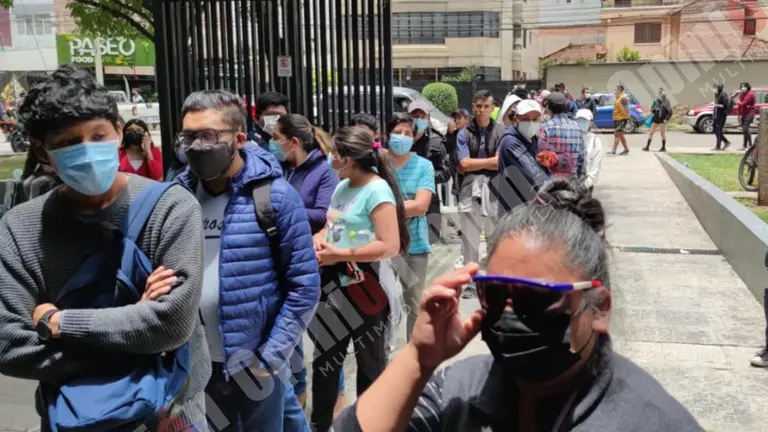 Una imagen de las filas para adquirir entradas a %22Spider-Man No Way Home%22 en Cochabamba. Claudio Rojas