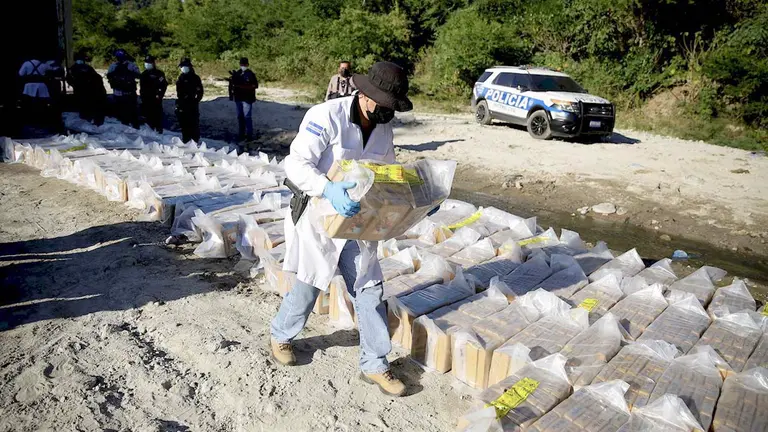 Agentes de la unidad científica de la Policía Nacional Civil destruyeron 2.700 kilos de cocaína valorados en más de $67 millones de dólares, hoy en Ilopango (El Salvador). EFE