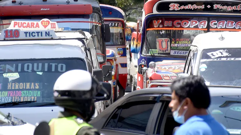 Parque automotor en la ciudad de Cochabamba. DICO SOLÍS