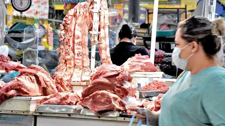 Una mujer compra carne en un centro de abasto./ DICO SOLÍS