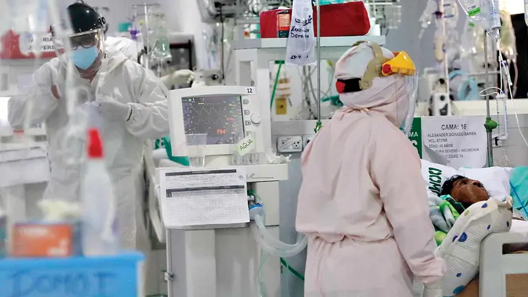 La atención a pacientes con COVID-19 en un hospital de Santa Cruz. EFE