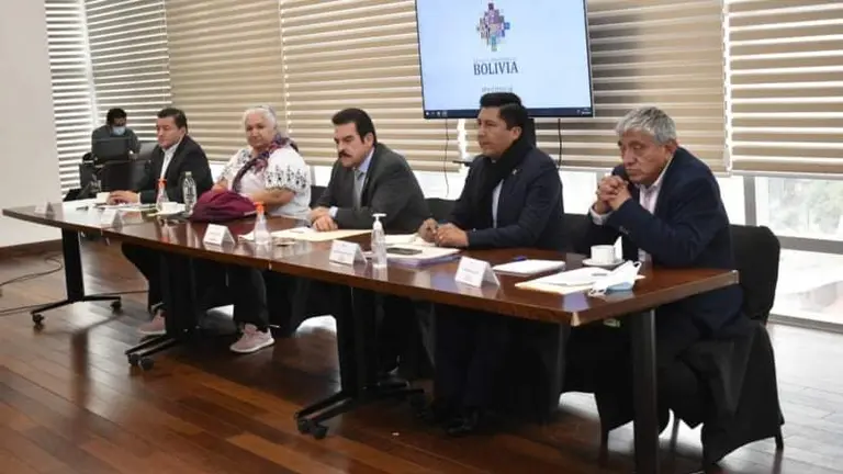 El alcalde cochabambino, Manfred Reyes Villa (c), es parte de la reuni&oacute;n. APG