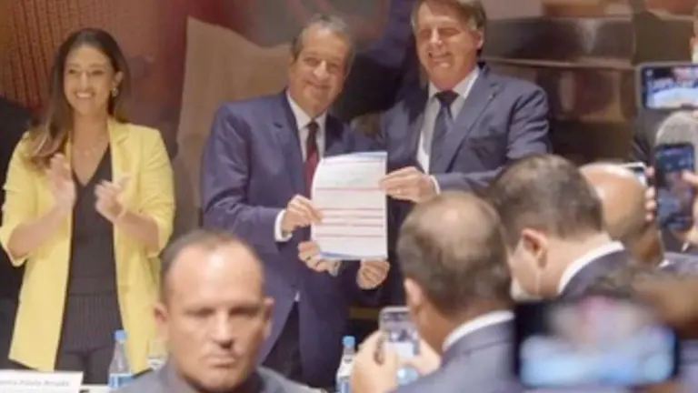 El presidente brasile&ntilde;o, Jair Bolsonaro, se afili&oacute; hoy al Partido Liberal (PL) para las elecciones de 2022. EFE