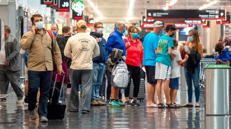 Vista de pasajeros en un aeropuerto, en una fotografía de archivo. EFE