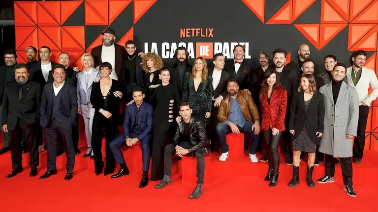 Los miembros de la producci&oacute;n posan este martes durante el pase gr&aacute;fico y la alfombra roja de "La casa de papel Parte 5 Volumen 2". EFE
