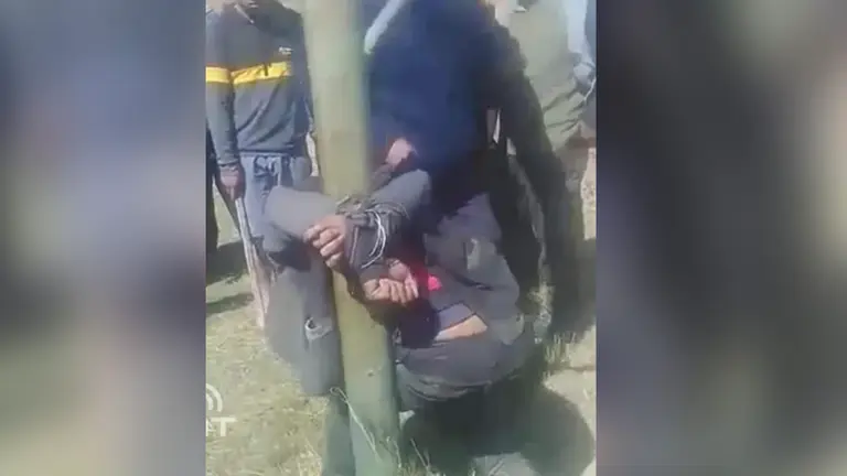 Uno de los hombres presuntamente linchados atado a un poste. FACEBOOK