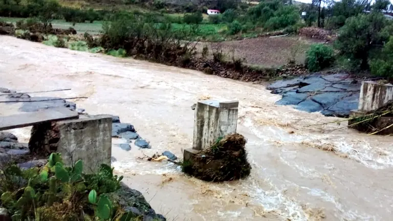 Un puente destrozado por la riada en Sacabamba.  ALCALDÍA DE SACABAMBA