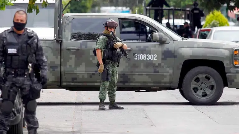 Fotografía de archivo en la que se registró un operativo policial contra el cartel narcotraficante mexicano Jalisco Nueva Generación (CJNG), en la ciudad de Guadalajara (México). EFE
