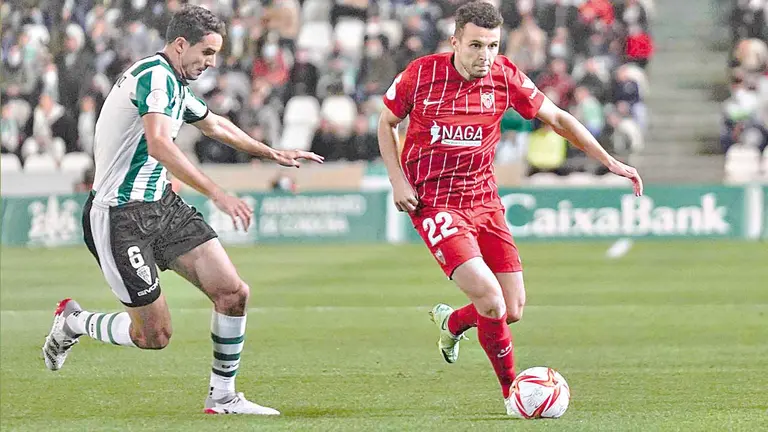 Idrissi (d), del Sevilla, y Toni Arranz, del Córdoba, durante el partido de La Copa del Rey. EFE