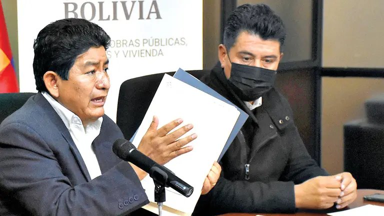 El ministro de Obras Públicas, Édgar Montaño junto al director Ejecutivo de Naabol, Elmer Pozo. APG