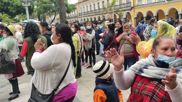 Uno de los sectores de comerciantes que lleg&oacute; a la plaza 14 Septiembre. CLAUDIO ROJAS.