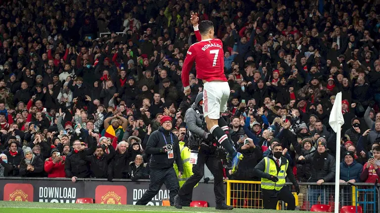 Cristiano Ronaldo del Manchester United celebra tras anotar el 2-1 durante el partido de fútbol de la Premier League inglesa entre Manchester United y Arsenal FC. EFE