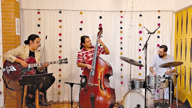 Yamain Trío lleva mañana sábado su original repertorio de fusión entre jazz estándar y contemporáneo.