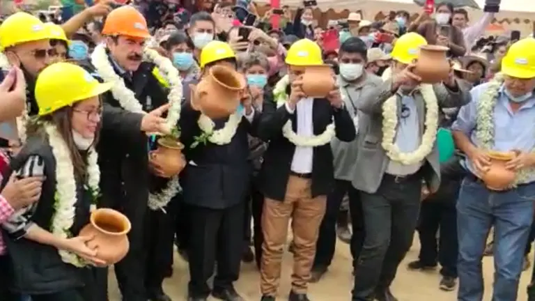 Momento de la ch'alla a la piedra fundamental de la nueva Terminal de Buses de Cochabamba. CAPTURA.