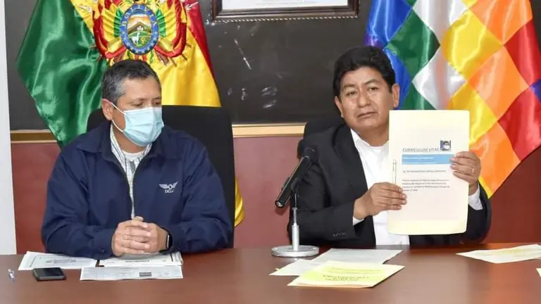 El ministro de Obras P&uacute;blicas (d), &Eacute;dgar Monta&ntilde;o, arremete contra la controladora a&eacute;rea.