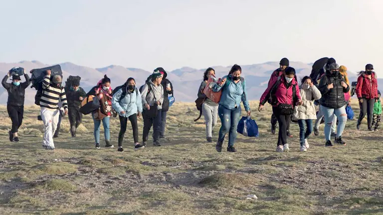 Migrantes venezolanos llegan al pueblo de Colchane, en la frontera entre Chile y Bolivia, ubicada a unos 1900 kilómetros al norte de Santiago (Chile). EFE