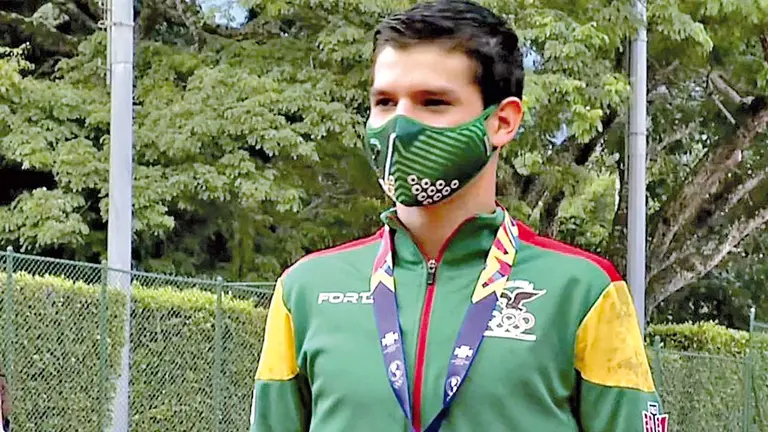 El tenista nacional, con su medalla. CALI 2021