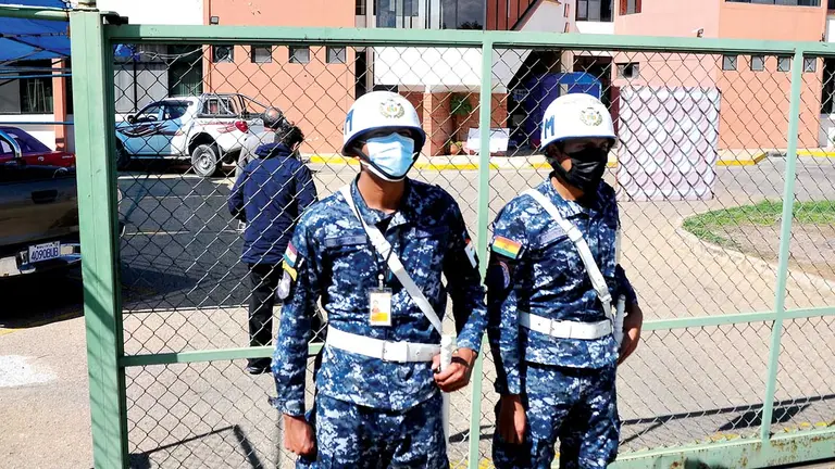 Militares en predios del aeropuerto Jorge Wilstermann de Cochabamba. NOÉ PORTUGAL