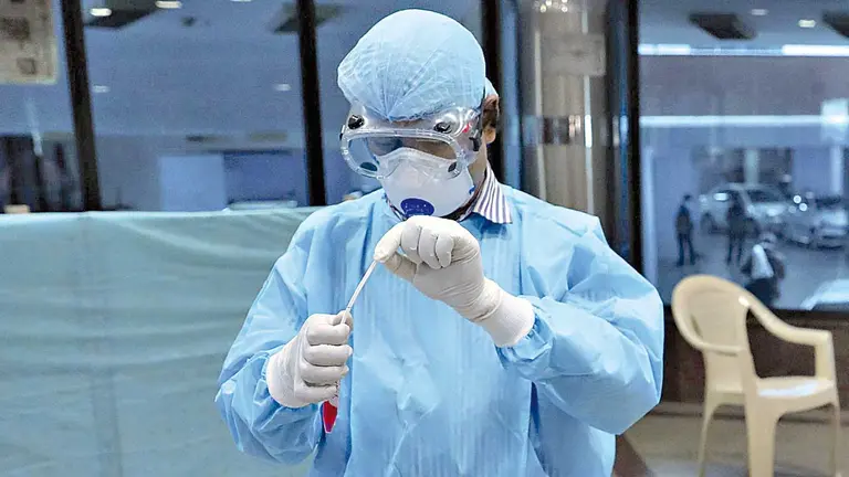 Un enfermero prepara una prueba PCR. EFE