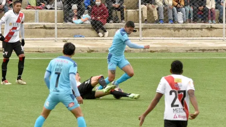 Acción del partido entre Always Ready y Bolívar. APG