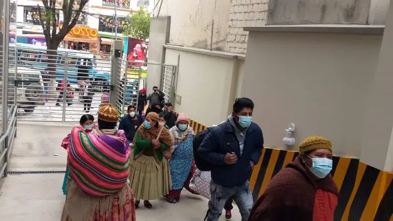 Algunos familiares de las v&iacute;ctimas de 2019, ingresando a la reuni&oacute;n con el Gobierno. GENTILEZA