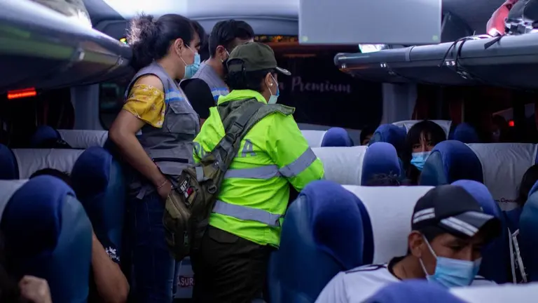 Control de la Defensor&iacute;a de la Ni&ntilde;ez y Adolescencia en la Terminal de Buses el fin de semana. GAMC.