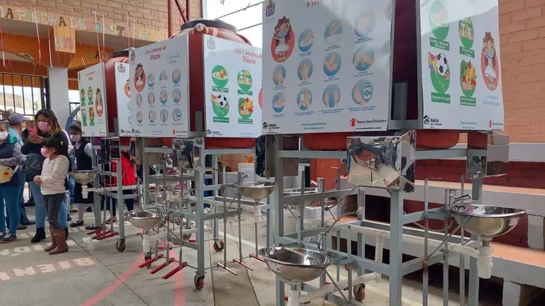 Lavamanos donados por Save the Children y H&aacute;bitat para la Humanidad. GAMC.